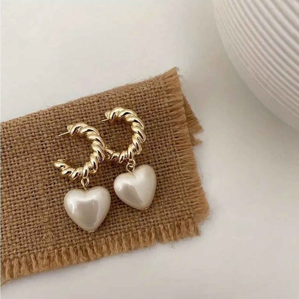 BRAND NEW 🤍Retro Heart-shaped Faux Pearl Earrings